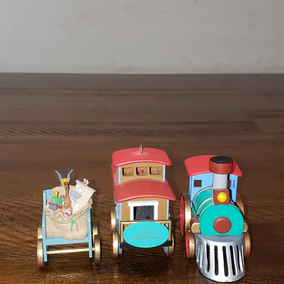 Hallmark Ornament Train - Picture 3 of 8